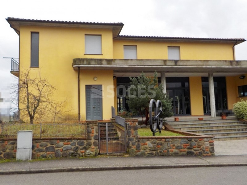 Villa in Vendita a Loro Ciuffenna, 215'000€, 185 m²