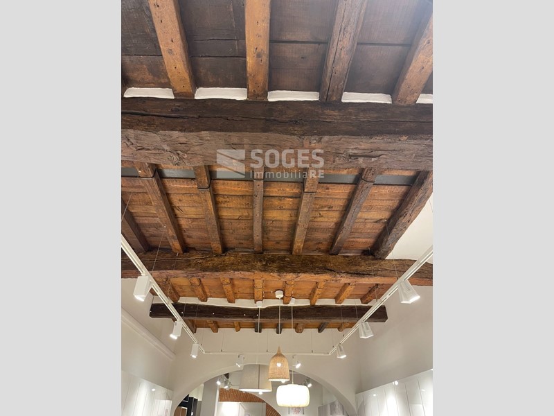 Immobile commerciale in Vendita a San Giovanni Valdarno, 85'000€, 80 m²
