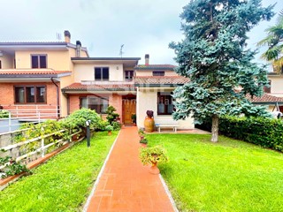 Villa in Vendita a Terranuova Bracciolini, 289'000€, 230 m²