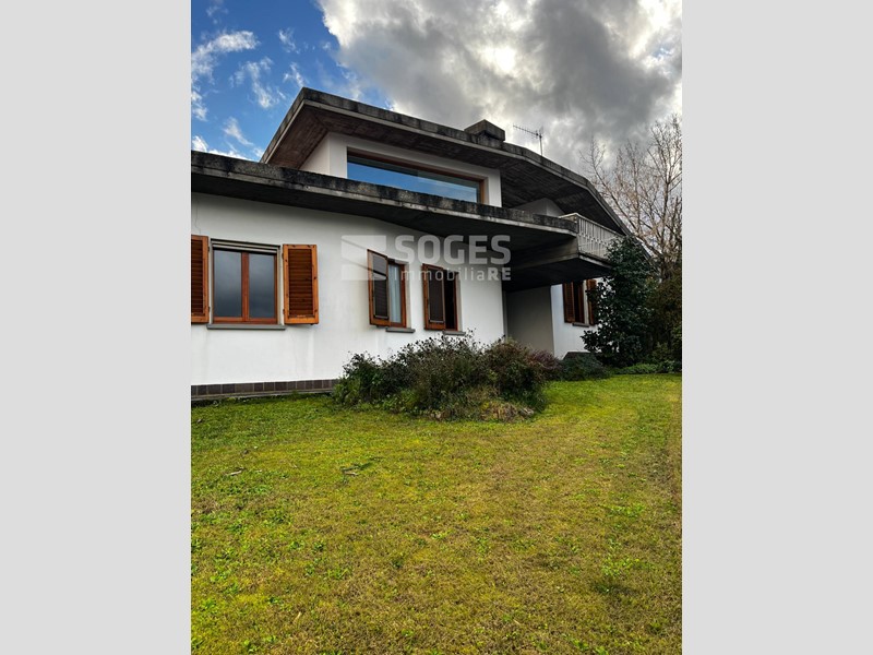 Villa in Vendita a Figline e Incisa Valdarno, 400'000€, 260 m²