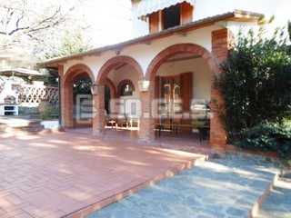 Villa in Vendita a Loro Ciuffenna, 400'000€, 220 m²