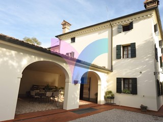 Villa in Vendita a Arcade, 420'000€, 300 m²