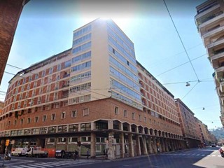 Ufficio in Affitto a Bologna, 700 m²