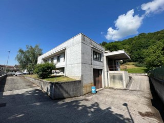 Capannone in Vendita a Maniago, 325'000€, 1350 m²