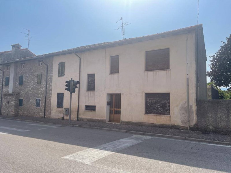 Rustico in Vendita a Roveredo in Piano, 85'000€, 258 m²