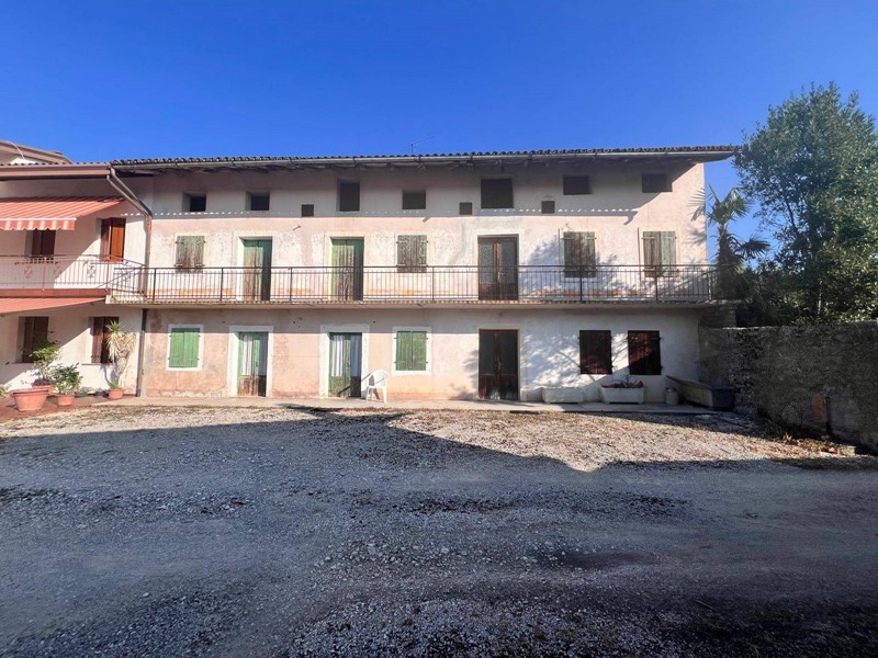 Villa in Vendita a Aviano, 51'000€, 227 m²