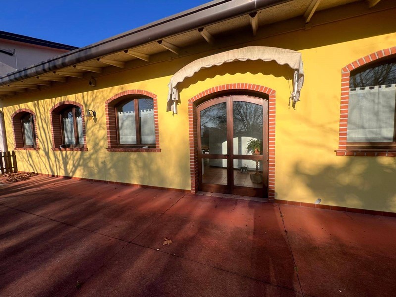 Immobile commerciale in Vendita a Roveredo in Piano, 845 m²