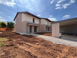 Villa in Vendita a Roveredo in Piano, 422'000€, 184 m²