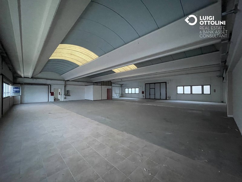 Capannone in Vendita a Rogno, 226'500€, 412 m²