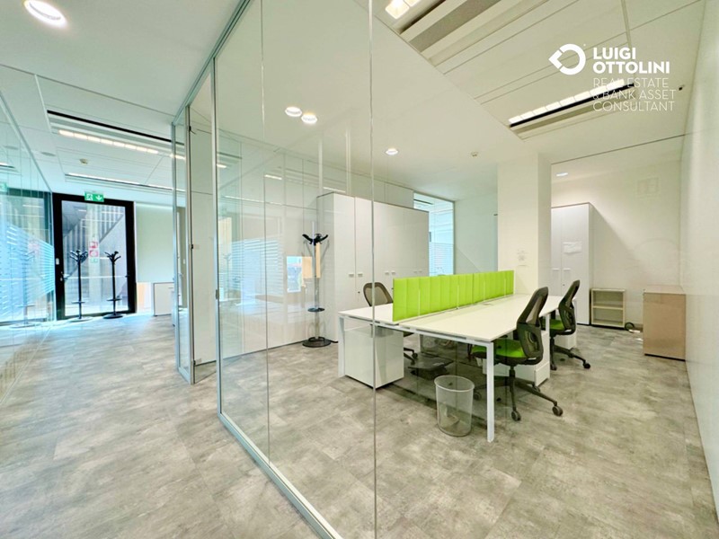 Negozio in Affitto a Milano, 35'000€, 1400 m²