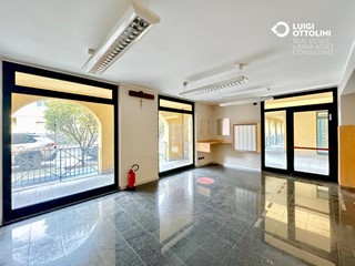Negozio in Vendita a Pedrengo, 345'000€, 304 m²