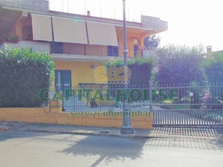 Immobile commerciale in Affitto a Sirignano, 1'500€, 200 m²