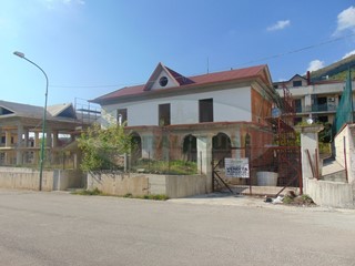 Villa in Vendita a Sirignano, 295'000€, 480 m²