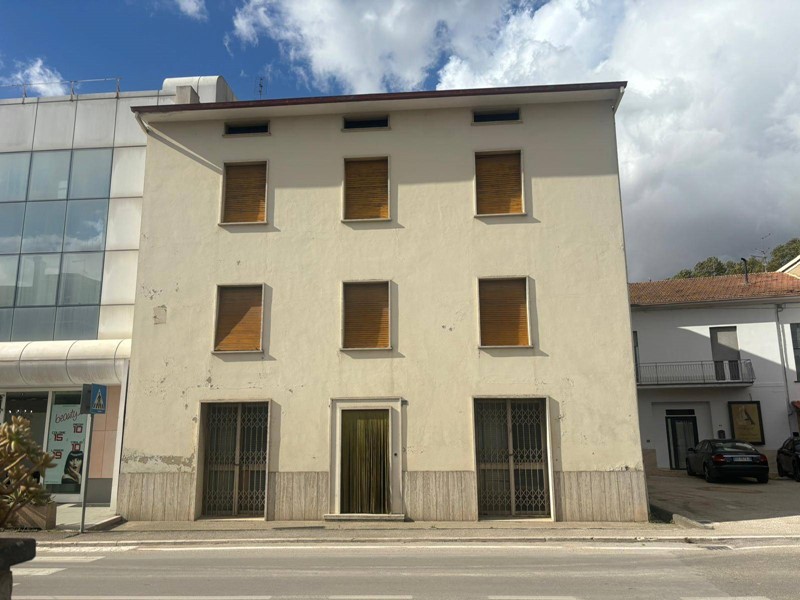 Casa Semi Indipendente in Vendita a Bastia Umbra, 290'000€, 400 m²