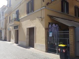 Immobile commerciale in Affitto a Assisi, 1'800€, 140 m²