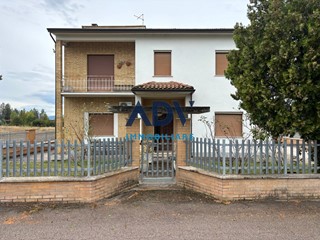 Casa Indipendente in Vendita a Assisi, 185'000€, 270 m²
