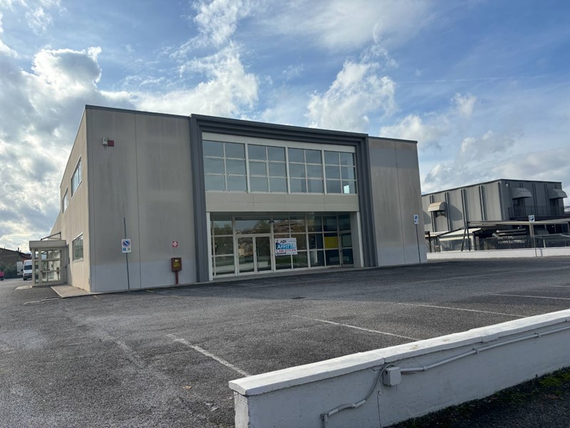 Immobile commerciale in Affitto a Bastia Umbra, 6'000&euro;, 1000 m²
