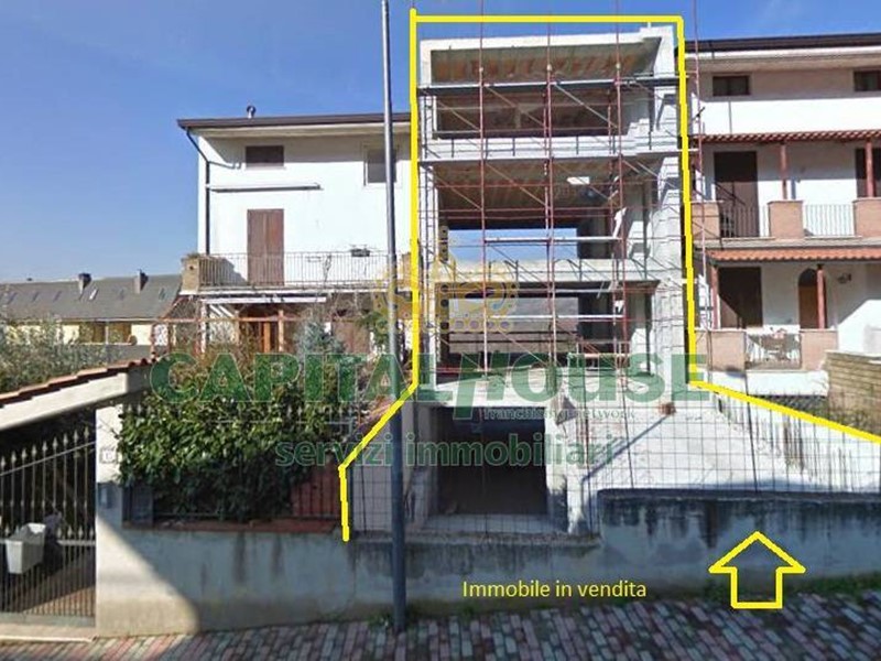 Villetta a schiera in Vendita a Quadrelle, 160'000€, 300 m²