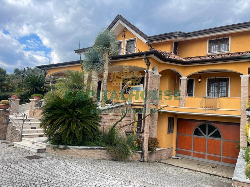 Villa in Vendita a Avella, 380'000&euro;, 600 m²