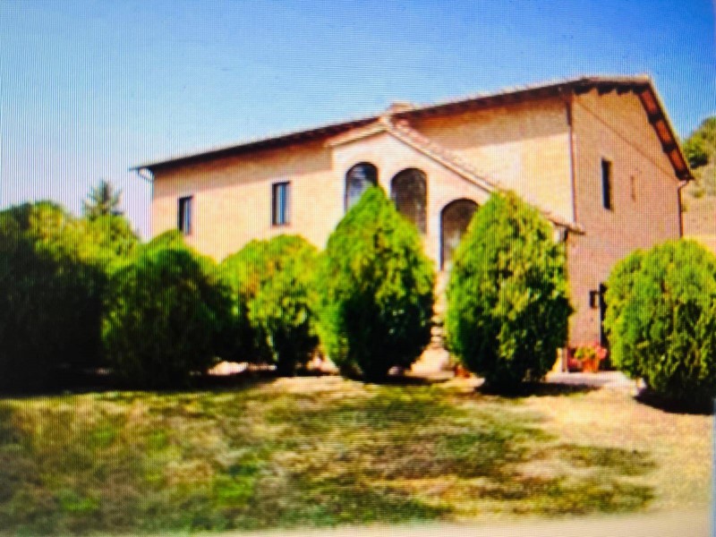 Attività commerciale in Vendita a Montalcino, 700'000€, 900 m²