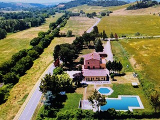 Attività commerciale in Vendita a Montalcino, 700'000€, 900 m²