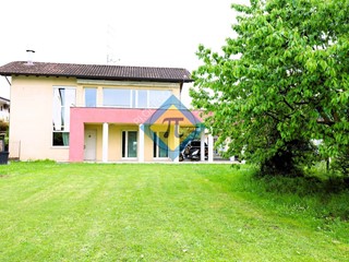 Villa in Vendita a Cordenons, 495'000€, 580 m²