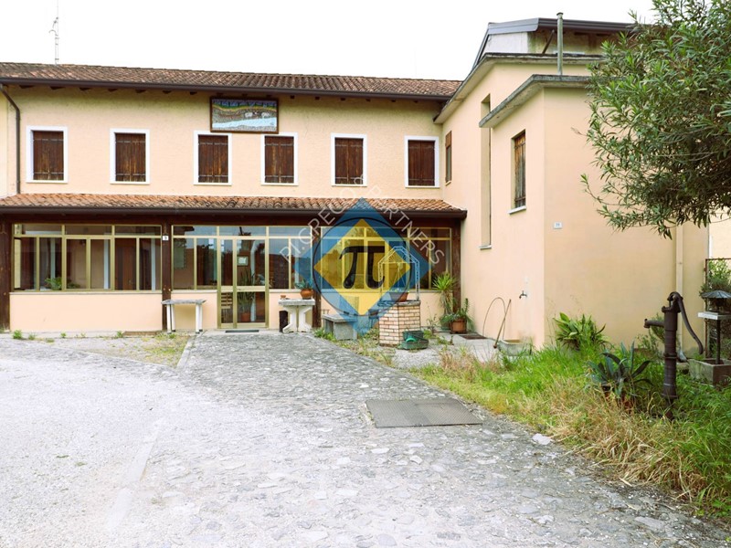 Villa in Vendita a Cordenons, 145'000€, 192 m²