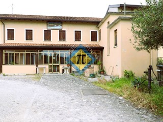 Villa in Vendita a Cordenons, 145'000€, 192 m²