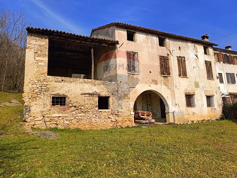 Rustico in Vendita a Castelcucco, 200'000€, 200 m²