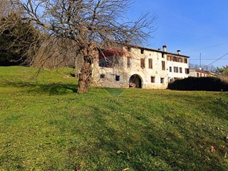 Rustico in Vendita a Castelcucco, 200'000€, 200 m²