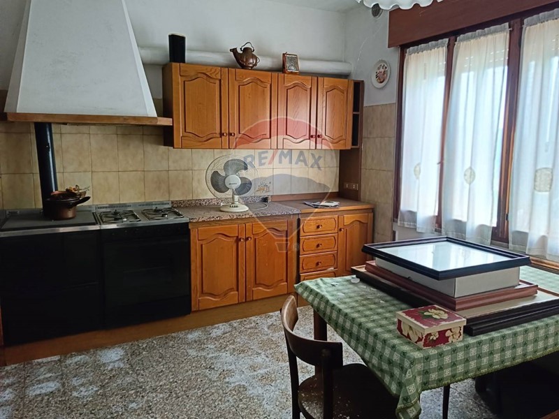 Casa Semi Indipendente in Vendita a Valdobbiadene, 95'000€, 230 m²