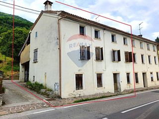 Casa Semi Indipendente in Vendita a Valdobbiadene, 55'000€, 235 m²