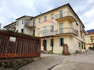 Casa Indipendente in Vendita a Valdobbiadene, 400'000€, 760 m², con Box