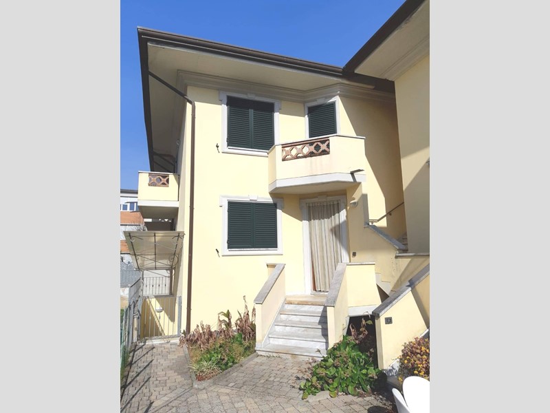 Quadrilocale in Affitto a Massa, 1'500€, 85 m²