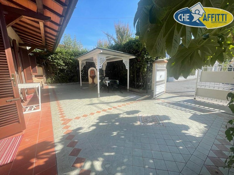Casa Semi Indipendente in Affitto a Forte dei Marmi, 3'500€, 100 m²