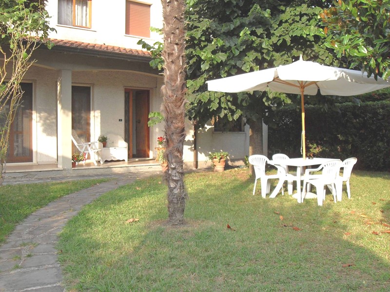 Casa Semi Indipendente in Affitto a Montignoso, 850€, 60 m²