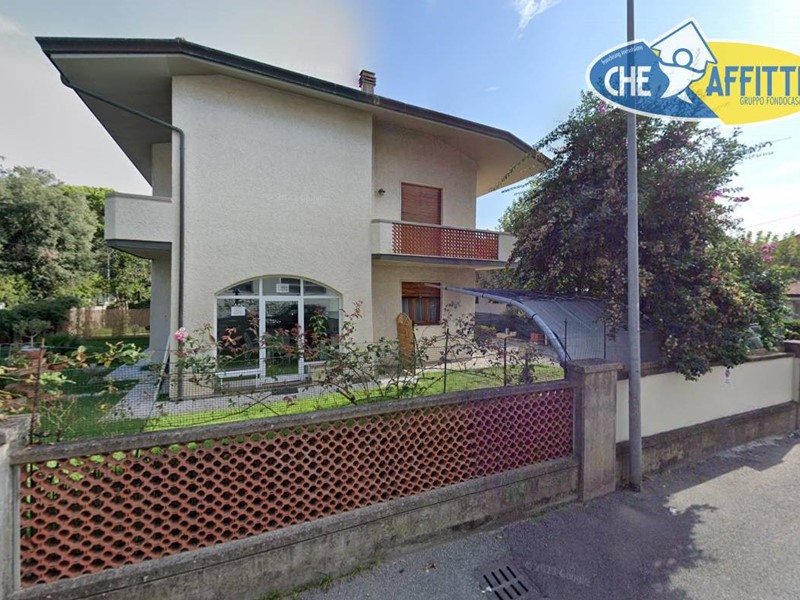 Casa Indipendente in Affitto a Massa, 1'200€, 125 m²