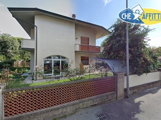 Casa Indipendente in Affitto a Massa, 1'200€, 125 m²