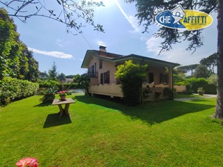 Villa in Affitto a Massa, 2'500€, 150 m²