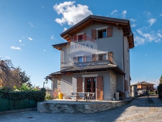 Villa in Vendita a Varese, 880'000€, 585 m²