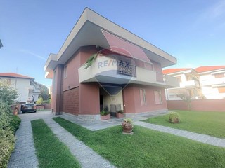 Casa Indipendente in Vendita a Buscate, 390'000€, 436 m²