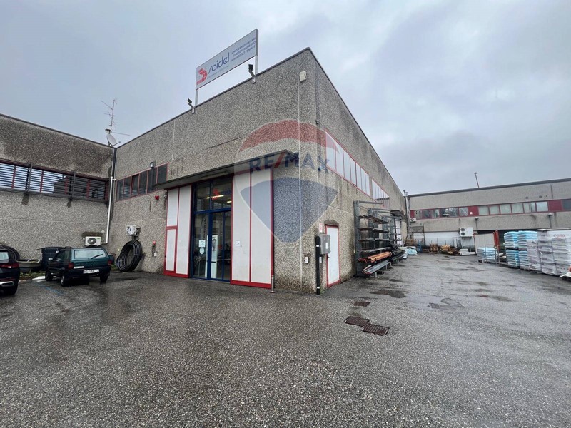 Immobile commerciale in Vendita a Cuveglio, 290'000€, 550 m²