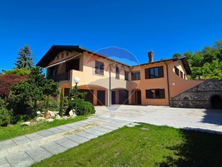 Villa in Vendita a Fara Novarese, 730'000€, 363 m²