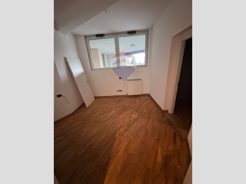 Ufficio in Affitto a Milano, 2'400€, 180 m²