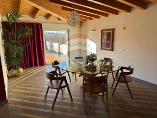 Loft in Affitto a Varese, 4'800€, 203 m²