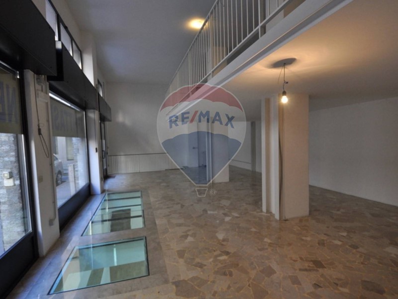 Negozio in Affitto a Milano, 5'000€, 195 m²