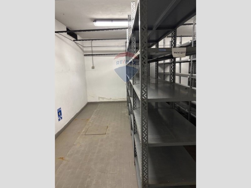 Magazzino in Affitto a Milano, 2'416€, 145 m²