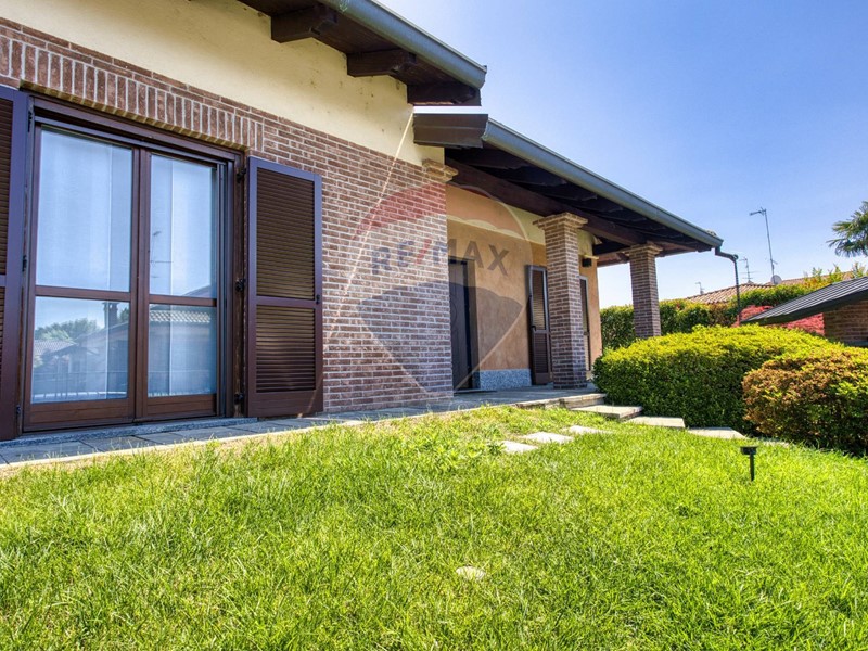 Villa in Vendita a Novara, 500'000€, 300 m²