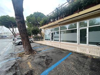 Negozio in Affitto a Rimini, 3'900€, 220 m²
