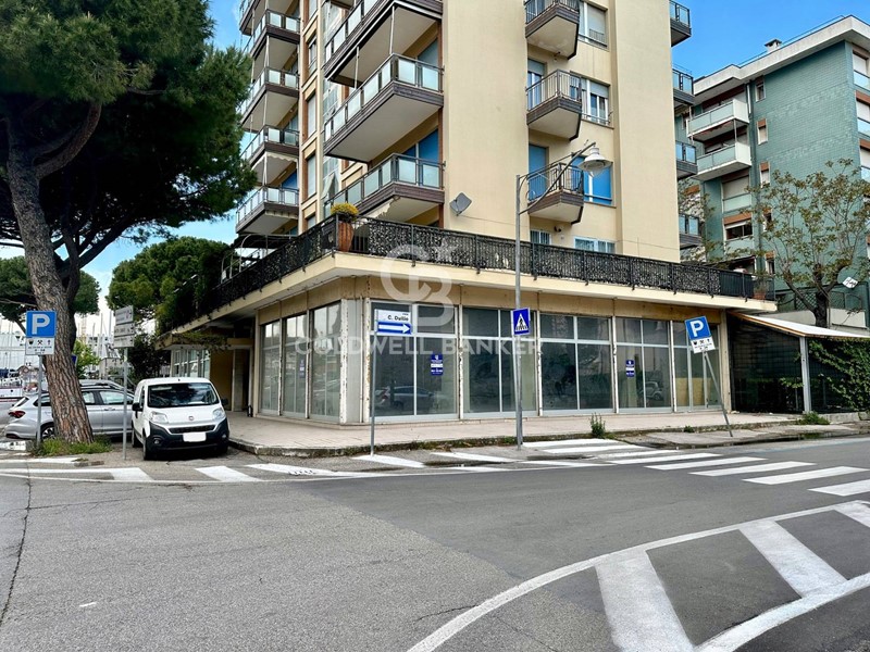 Negozio in Affitto a Rimini, 4'950€, 320 m²